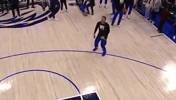 篮球界的足球大师！名场面：东契奇用肩膀弹进一个长两分球！
