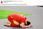 越南U23头号球星！阮庭北社媒晒埋头跪地照片：对不起大家！