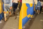 DO：赖斯赛后走过混合采访区一瘸一拐，左小腿还缠着绷带